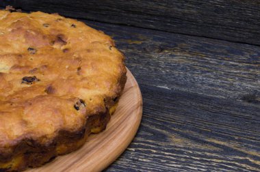 Grunge ahşap masa üzerinde kuru üzüm ile ev yapımı pasta