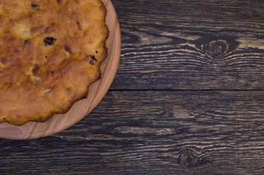 Grunge ahşap masa, üstten görünüm üzerinde kuru üzüm ile ev yapımı pasta