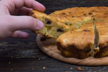 Elimi tut dilim ev yapımı pasta kuru üzüm ile