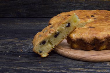 Sclice pasta kesme tahtası üzerinde