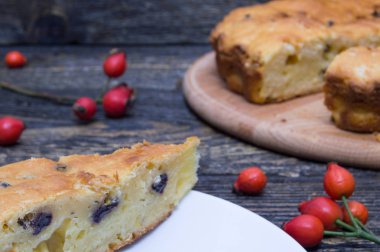 Kuşburnu berry grunge ahşap zemin üzerine kuru üzüm ile ev yapımı pasta