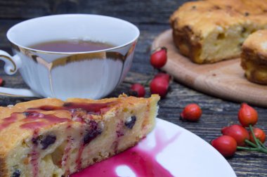 Reçel ile ev yapımı pasta, fincan çay kuşburnu berry ile