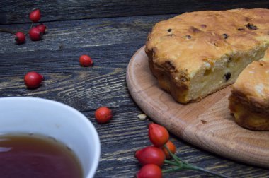 Fincan çay, ev yapımı pasta ve kırmızı kuşburnu çilek