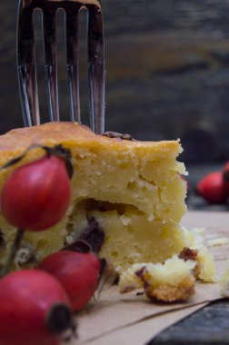 Parça çatal ve kuşburnu ile ev yapımı pasta bariyer