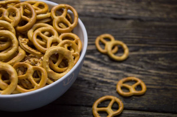 Simit zor ve plaka grunge ahşap masa üzerinde yuvarlak çubuk kraker