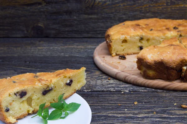 Ev yapımı kek ve nane beyaz plaka ve ev yapımı pasta dilim