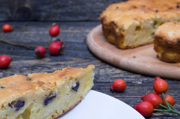 Kuşburnu berry grunge ahşap zemin üzerine kuru üzüm ile ev yapımı pasta