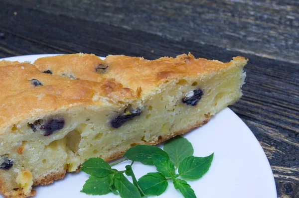 Ev yapımı pasta ve nane beyaz plaka üzerinde dilim