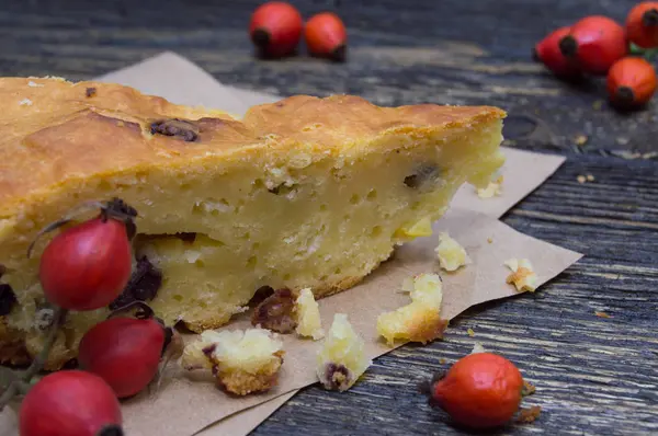 Dilim pasta ile kağıt ve meyveler kuşburnu üzerinde kuru üzüm