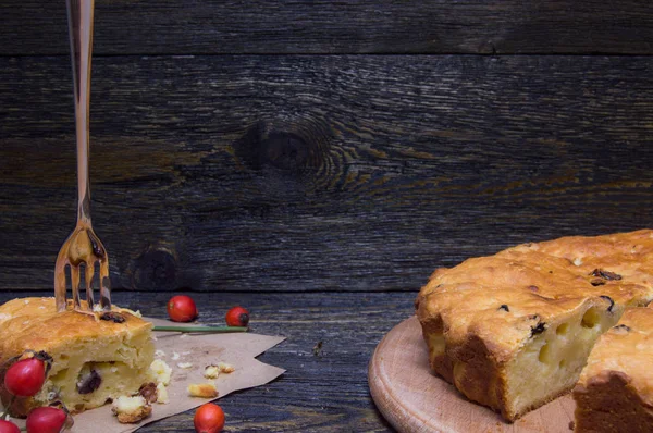 Parça çatal ve kuşburnu ile ev yapımı pasta bariyer arka plan