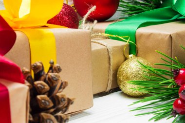 Şerit yay ve şube Noel ağacı ve top oyuncak ve koni Beyaz ahşap antika arka plan üzerinde Noel hediye kutusu