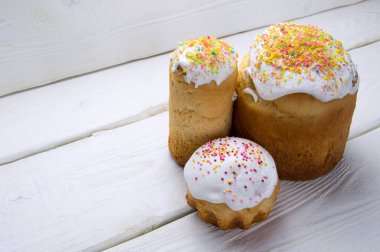 Beyaz ahşap zemin üzerinde farklı Paskalya kek