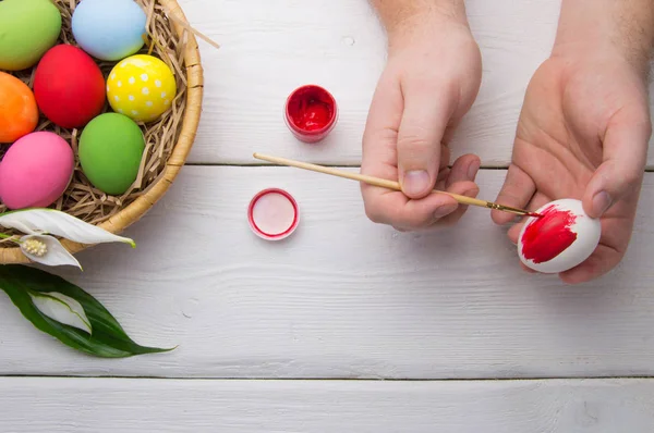 Pintar Huevos Pascua Mesa Madera Con Huevos Pascua Cesta Del —  Fotos de Stock