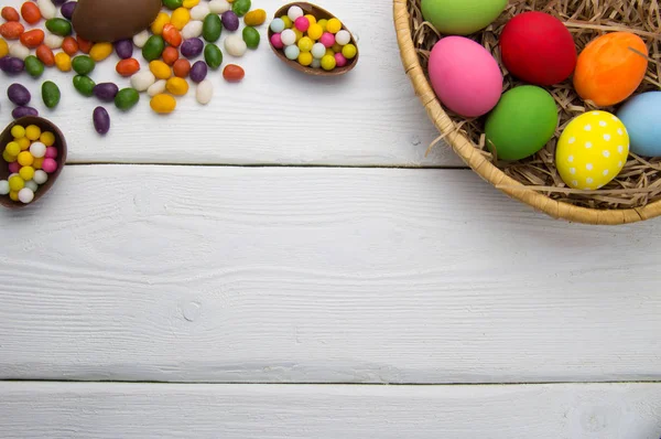 Huevos Pascua Cesta Del Nido Con Dulces Huevos Chocolate Vista —  Fotos de Stock