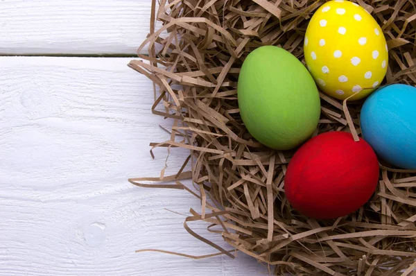 Huevos Pascua Colores Vista Superior Del Nido Sobre Fondo Madera —  Fotos de Stock