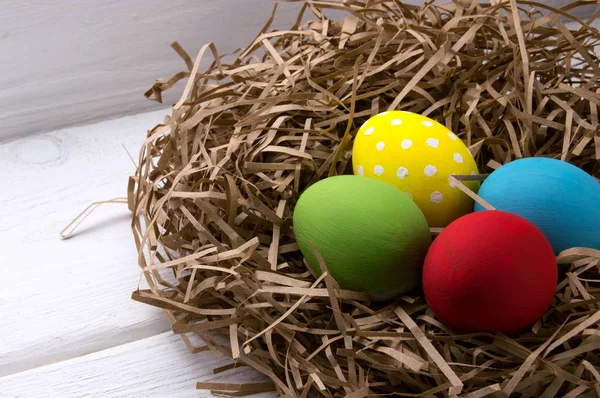 Huevos Pascua Nido Sobre Fondo Madera Blanca —  Fotos de Stock