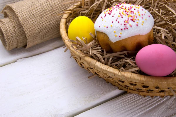 Pastel Pascua Huevos Pascua Colores Nido Cesta Saco Mesa Madera —  Fotos de Stock