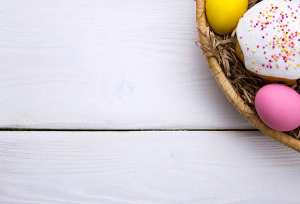 Huevos Pascua Colores Poco Pastel Pascua Nido Beasket Sobre Fondo —  Fotos de Stock