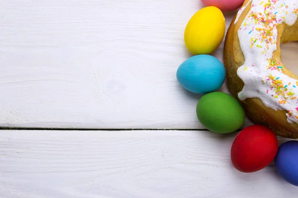 Huevos Pascua Pastel Pascua Sobre Fondo Madera Blanca —  Fotos de Stock