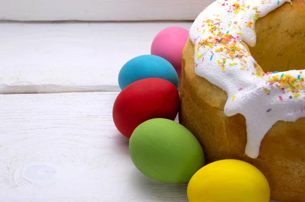 Pastel Pascua Huevos Colores Pascua Sobre Fondo Madera Blanca —  Fotos de Stock