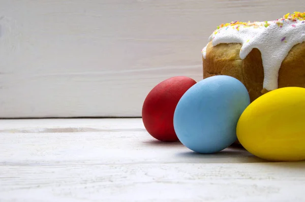 Pasen Cake Pasen Gekleurde Eieren Witte Houten Achtergrond — Stockfoto