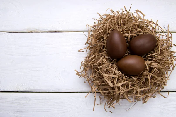 Huevos Pascua Chocolate Nido Sobre Fondo Madera Blanca Vista Superior —  Fotos de Stock