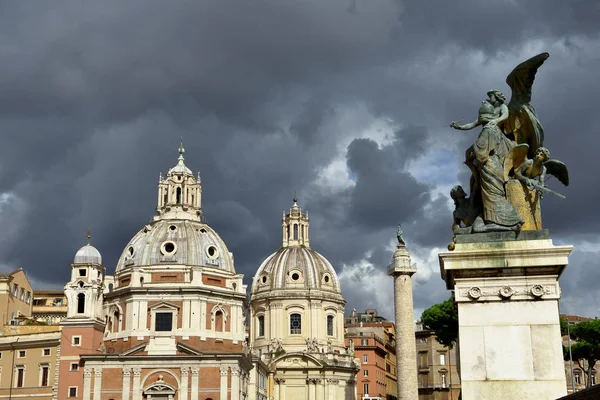 Roma ikiz kiliselerde bulutlar ile