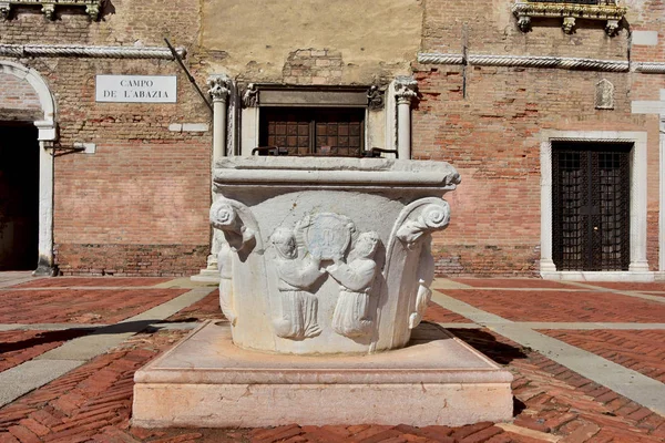 Chiesa della Misericordia ancient well — стокове фото