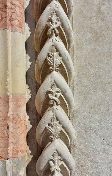 Dekorasi portal gothic — Stok Foto