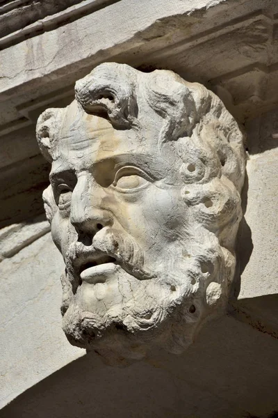 Antigua decoración de cabeza de piedra en Venecia — Foto de Stock