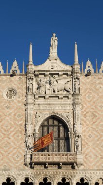 Doge Sarayı ve Venedik aslan