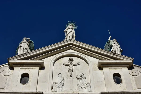 Virgen María y ángeles miran al cielo en Venecia — Foto de Stock