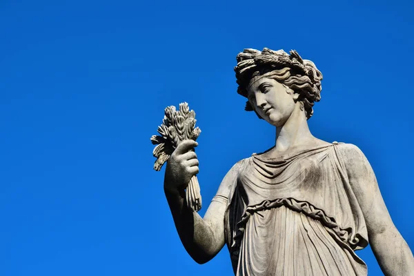 Estátua clássica da deusa — Fotografia de Stock