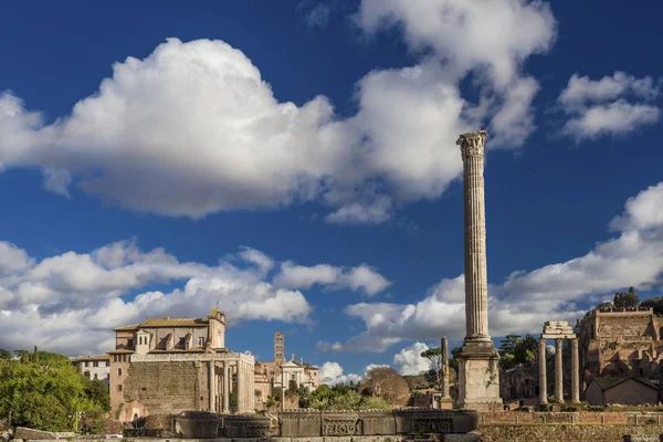 Cielo sobre monumentos del Foro Romano — Foto de Stock