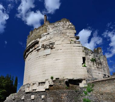 Roma'da Caecilia Metella Türbesi