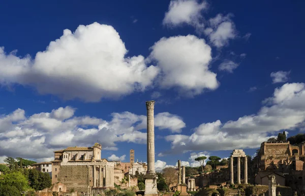 Cielo sobre monumentos del Foro Romano — Foto de Stock