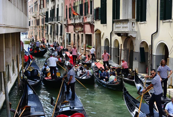 Venetsian liikenneruuhka — kuvapankkivalokuva