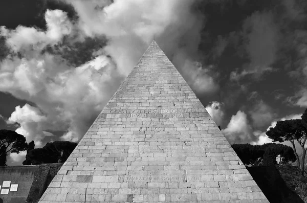 Pyramid of Cestius with clouds — Stock Photo, Image