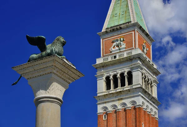 Çan kulesi ile Saint Mark aslan — Stok fotoğraf