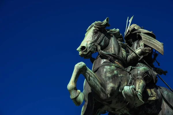 Samurai con estatua de caballo — Foto de Stock