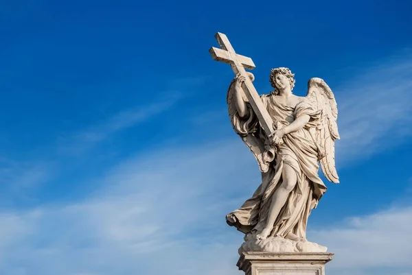 Ángel con cruz en el cielo — Foto de Stock