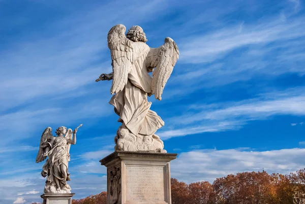 Estátuas de anjos no outono Roma — Fotografia de Stock