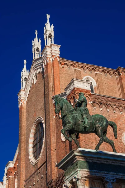 Bartolomeo Colleoni heykel ve Gotik kilise Venedik — Stok fotoğraf