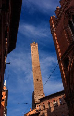 Bologna 'daki Asinelli Kulesi