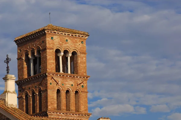 Mittelalterlicher Glockenturm in Rom — Stockfoto