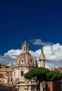 Trajan sütunu ve Roma Barok kubbesi