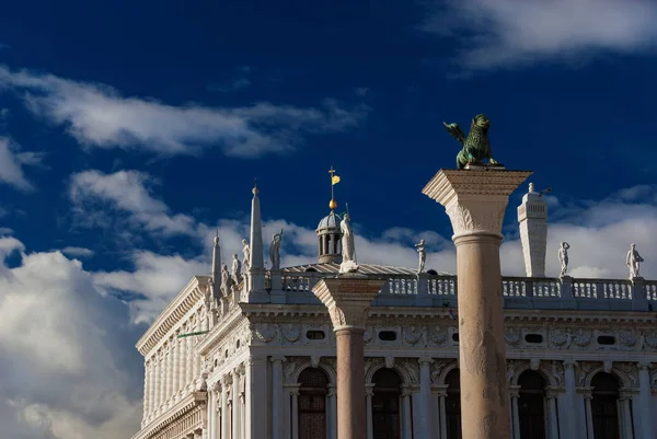 Svatého Marka náměstí s Benátky Lev sloupec — Stock fotografie