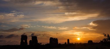Gün batımında Roma su kemeri Harabeleri
