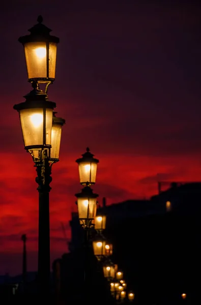 Weneckie lampy o zachodzie słońca — Zdjęcie stockowe