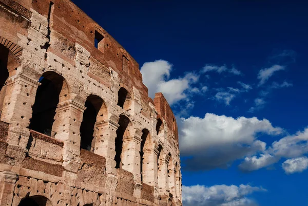 コロシアムはローマをアーチします。 — ストック写真